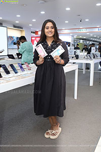 Rashi Singh Launch Apple Days at Bajaj Electronics Store