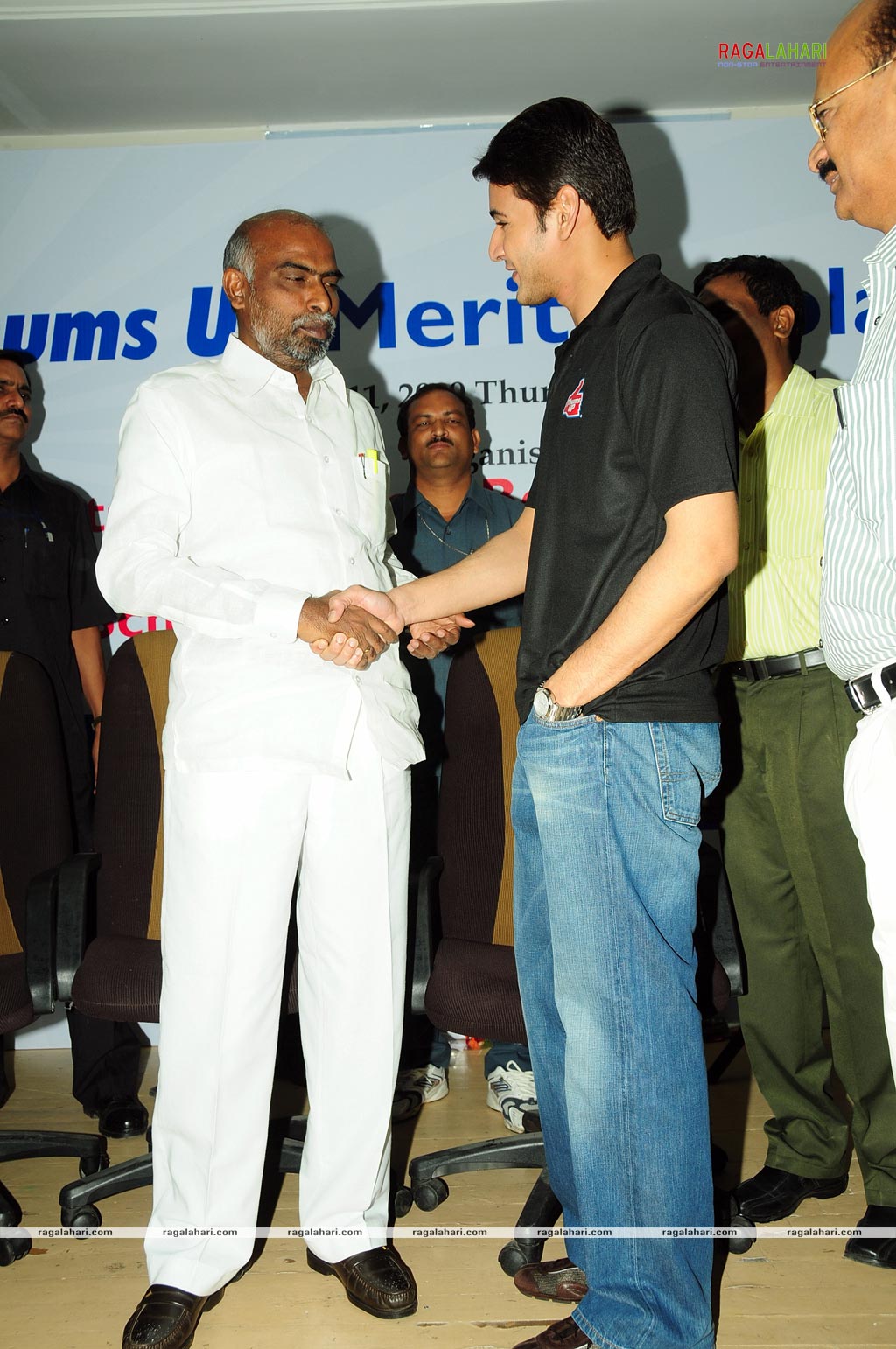 Mahesh Babu Presents Thums Up Merit Scholarships 2009