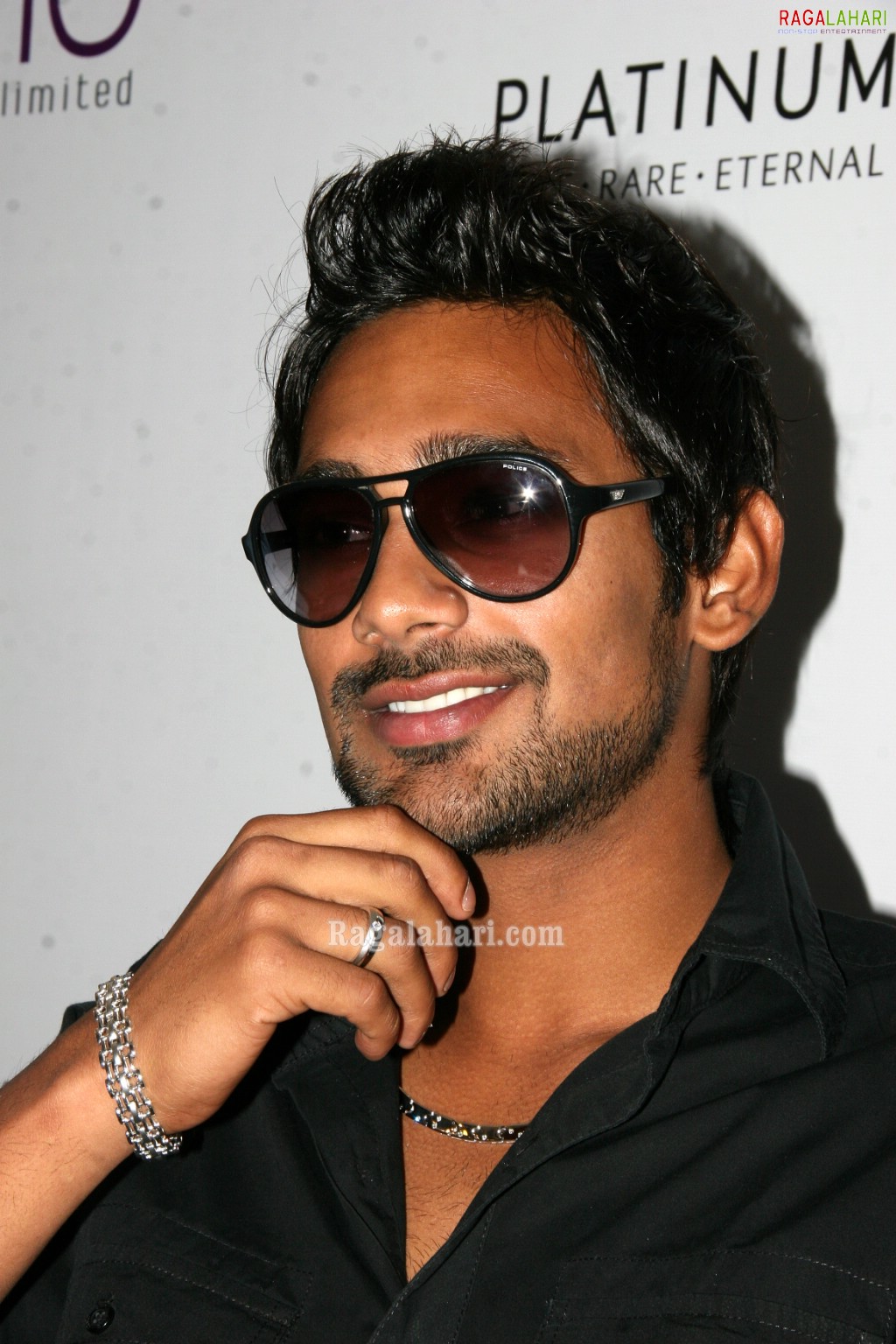 Varun Sandesh @ Malabar Jewellers