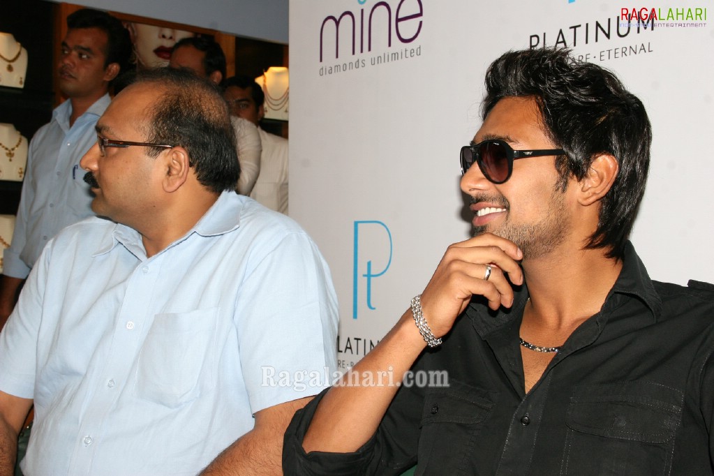 Varun Sandesh @ Malabar Jewellers