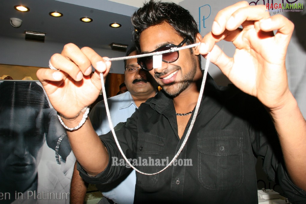 Varun Sandesh @ Malabar Jewellers