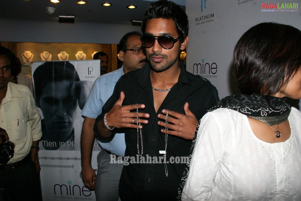 Varun Sandesh @ Malabar Jewellers