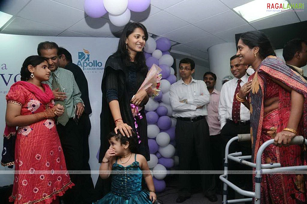 Anushka visits Apollo Cancer Hospital