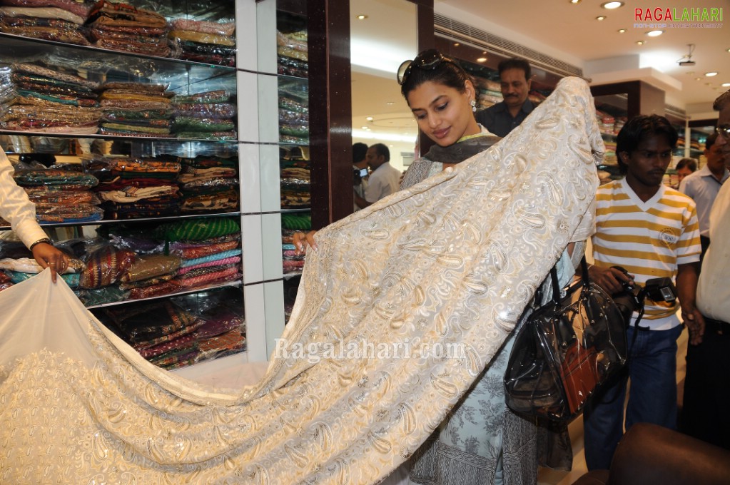 Pinky Reddy inagurates Rupaheli Silks Designer Saree Collection