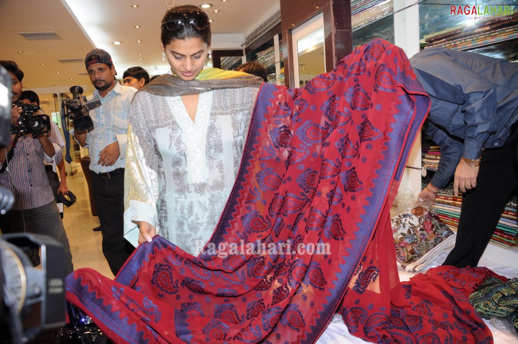 Pinky Reddy inagurates Rupaheli Silks Designer Saree Collection