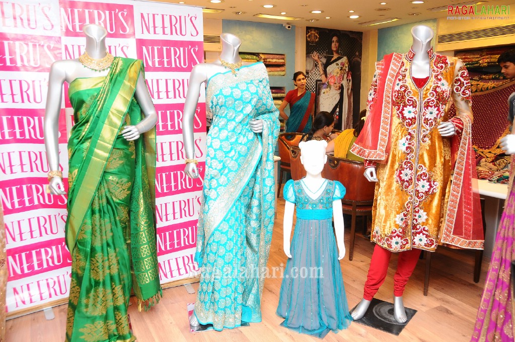 Sanjana, Shanthi Rao at Neeru's Bridal Collection 2010