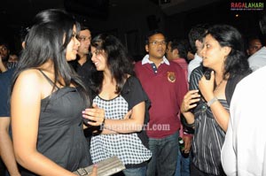 Shruti Haasan Performs at Hard Rock Cafe at GVK One