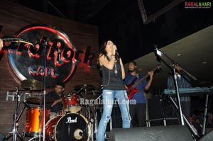 Shruti Haasan Performs at Hard Rock Cafe at GVK One