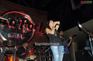 Shruti Haasan Performs at Hard Rock Cafe at GVK One