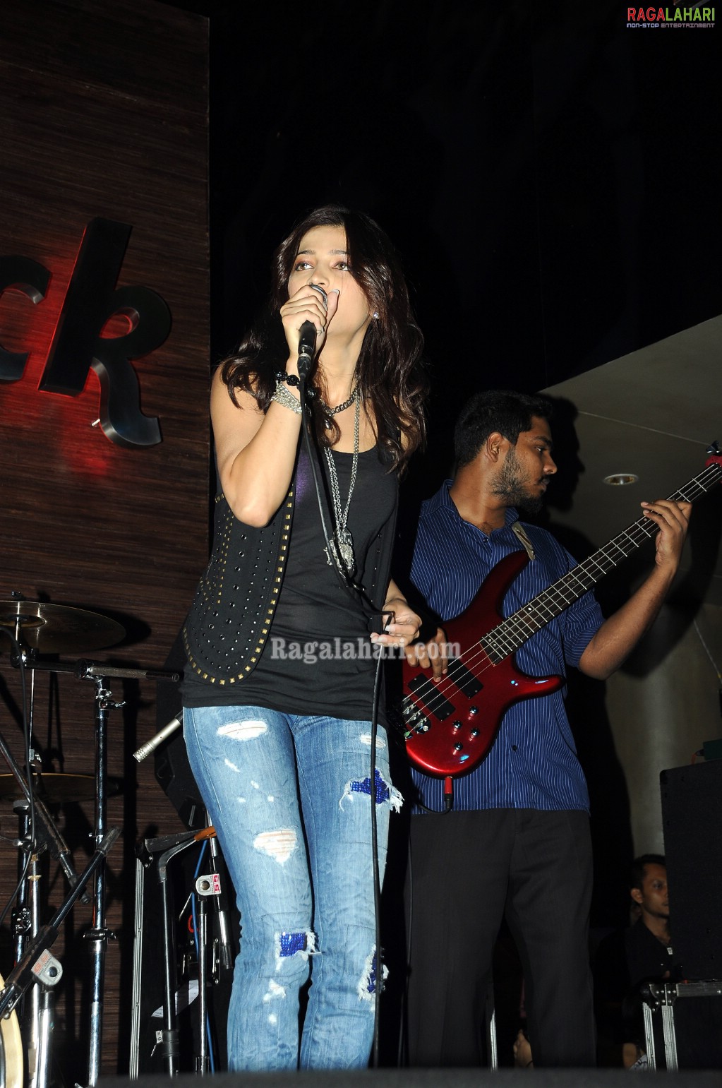 Shruti Haasan Performs at Hard Rock Cafe at GVK One