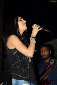 Shruti Haasan Performs at Hard Rock Cafe at GVK One