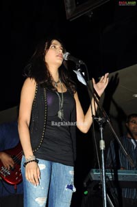 Shruti Haasan Performs at Hard Rock Cafe at GVK One