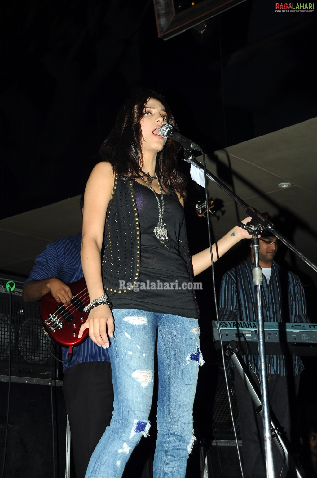 Shruti Haasan Performs at Hard Rock Cafe at GVK One