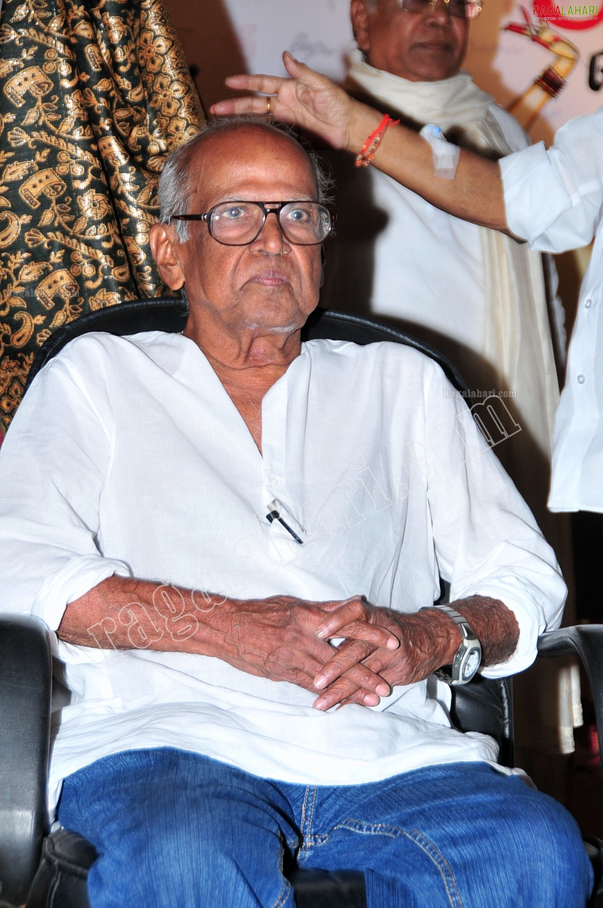 Bapu Bommala Koluvu