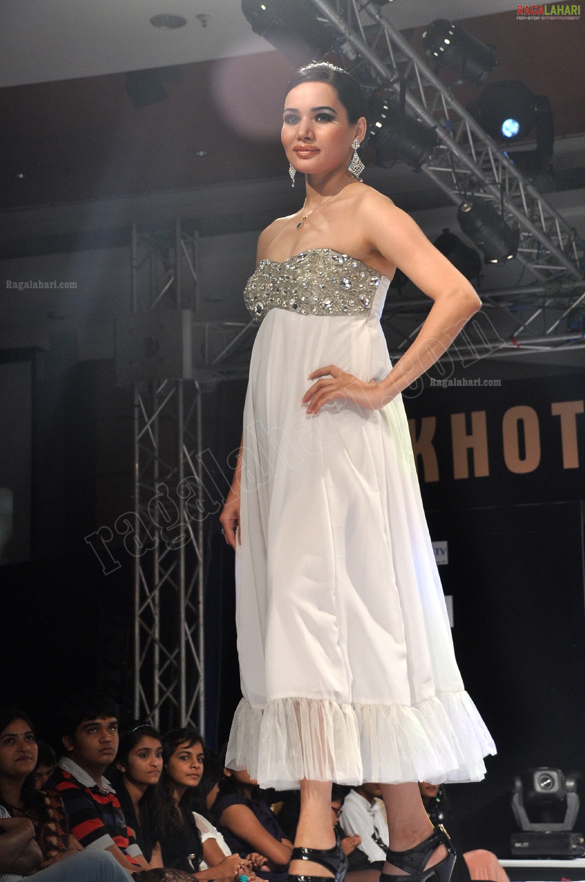 LID's Mega Fashion Show Luxluminous 2011