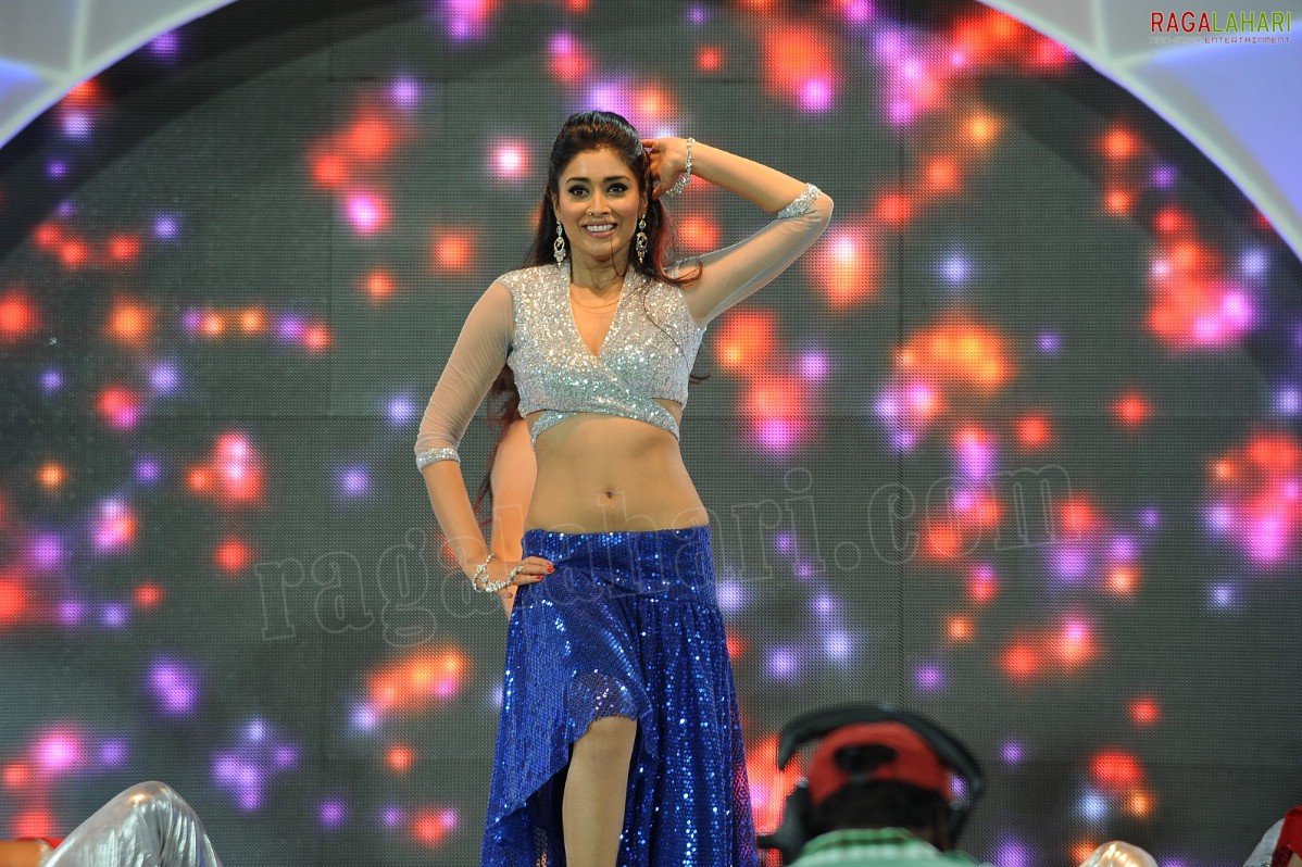 Shriya Stage Show at CCL 2011 Finals