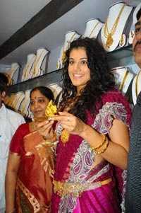 Taapsee Launches CHandana Exclusive at Hitech City