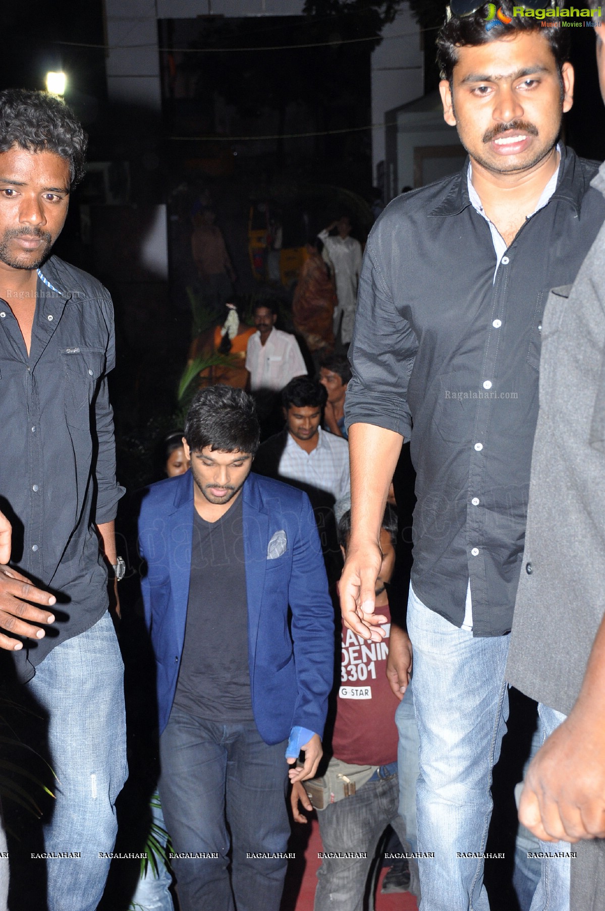 Allu Arjun meets Colgate Max Fresh Star Jalsa winners