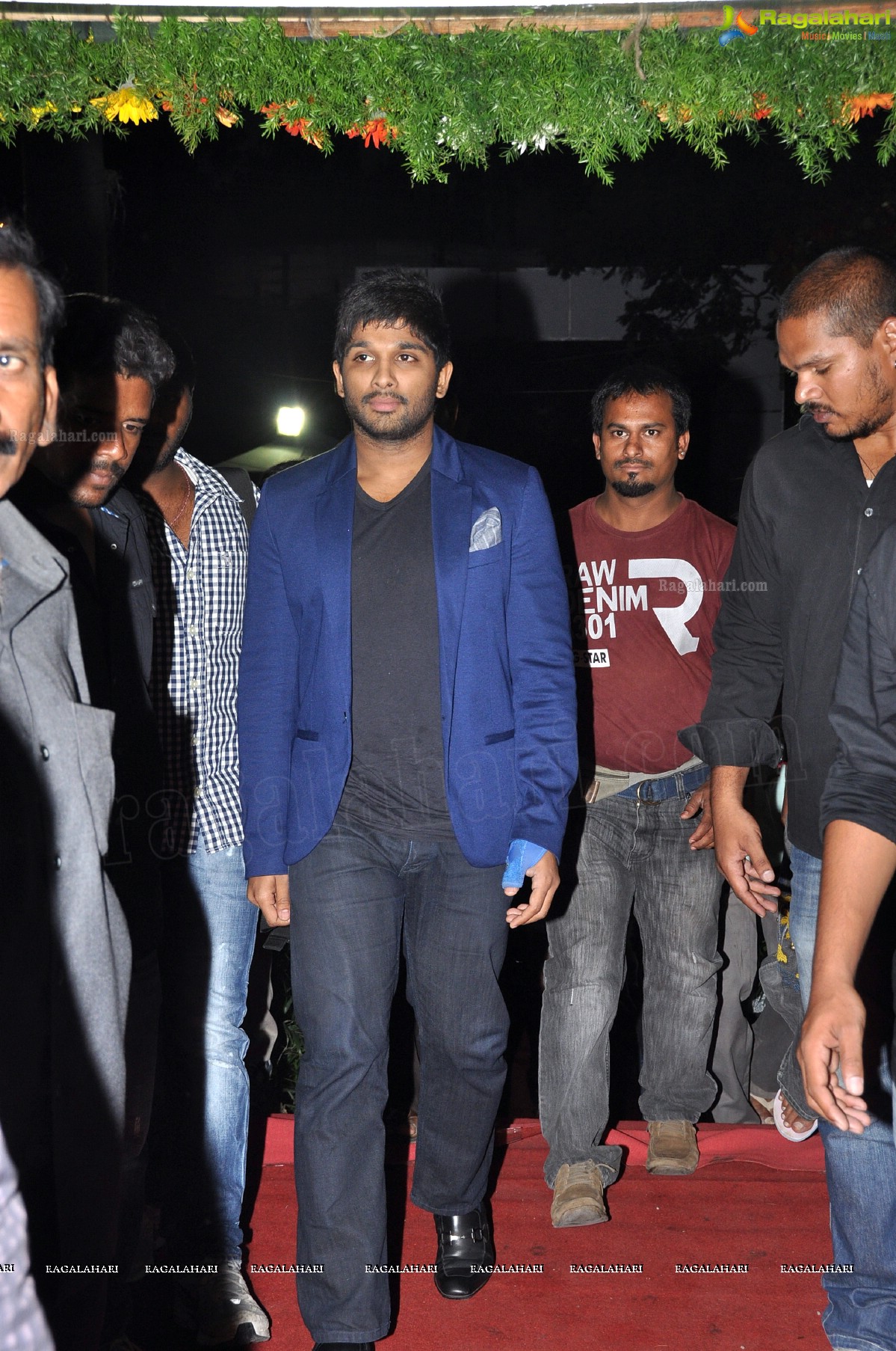 Allu Arjun meets Colgate Max Fresh Star Jalsa winners