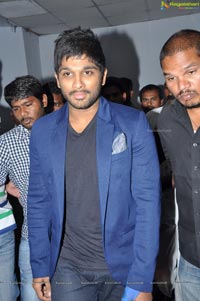 Allu Arjun meets the winners of Star Jalsa for Colgate Max Fresh