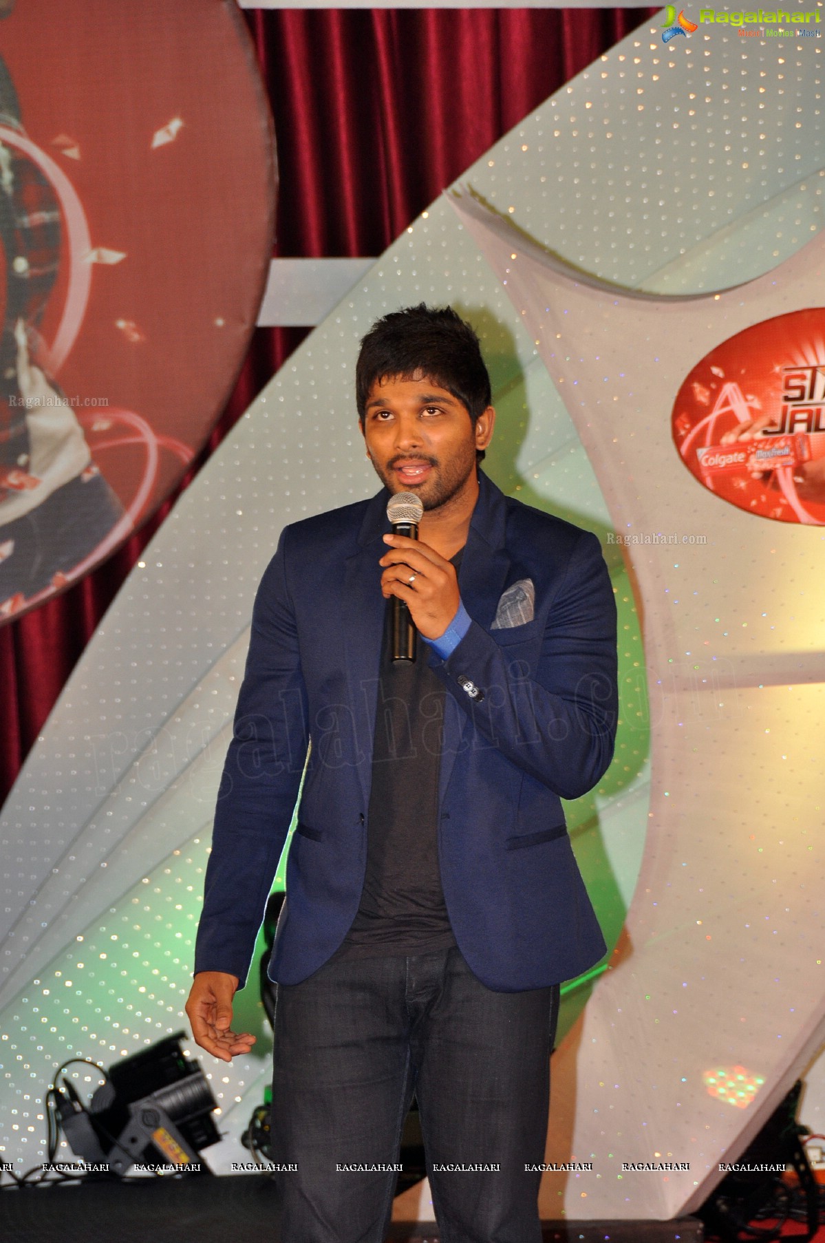 Allu Arjun meets Colgate Max Fresh Star Jalsa winners