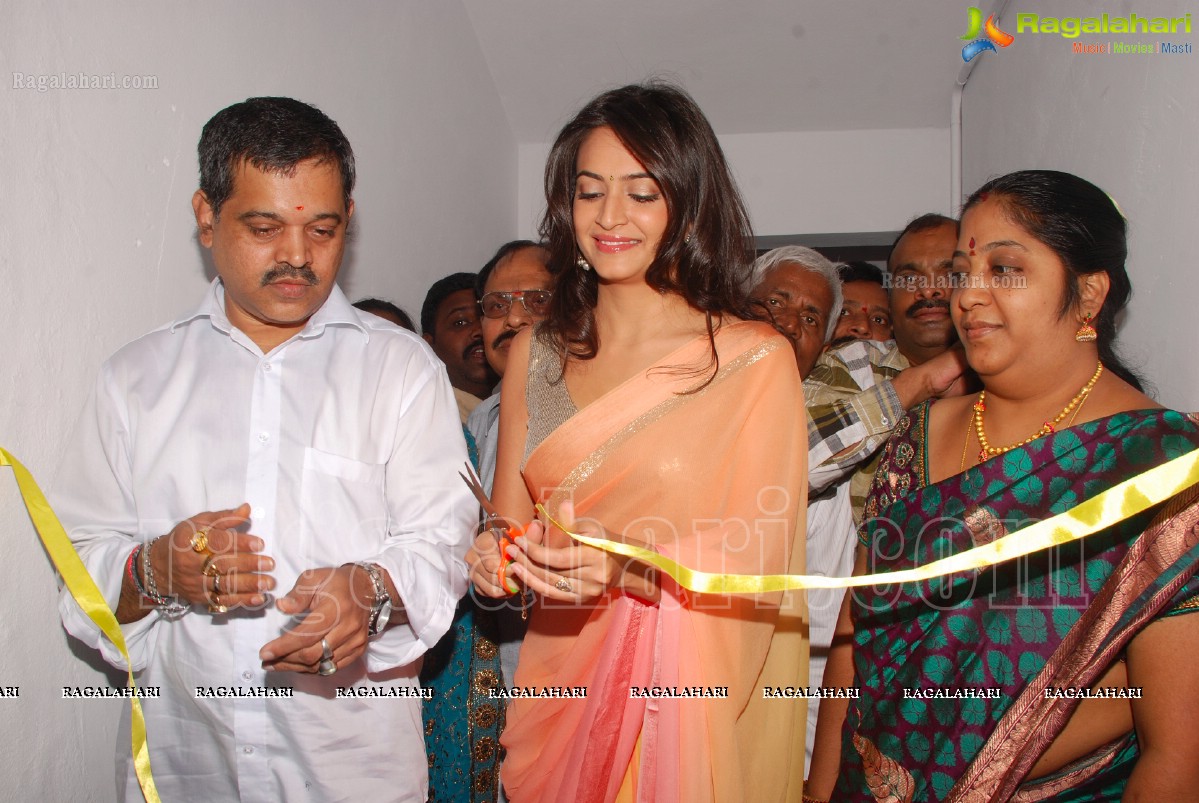 Kriti Kharbanda launches Kuber Shopping Mall