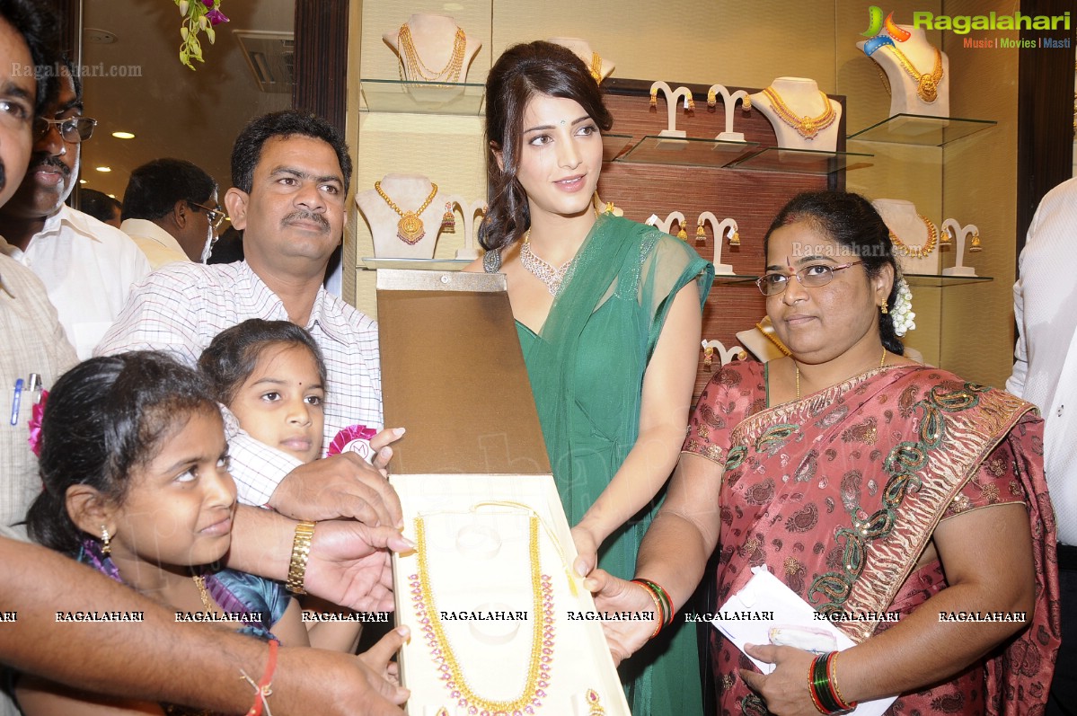 Shruti Haasan launches Malabar Gold & Diamonds at Dilsukhnagar