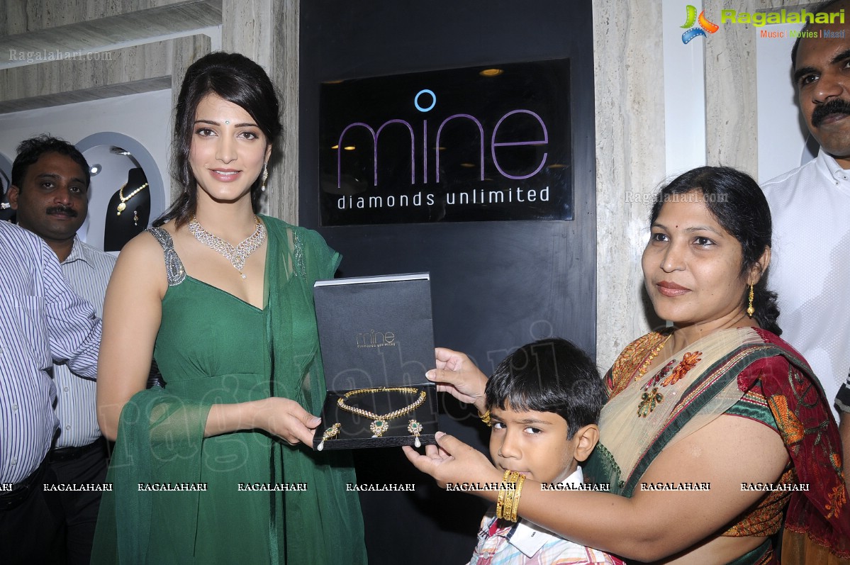 Shruti Haasan launches Malabar Gold & Diamonds at Dilsukhnagar