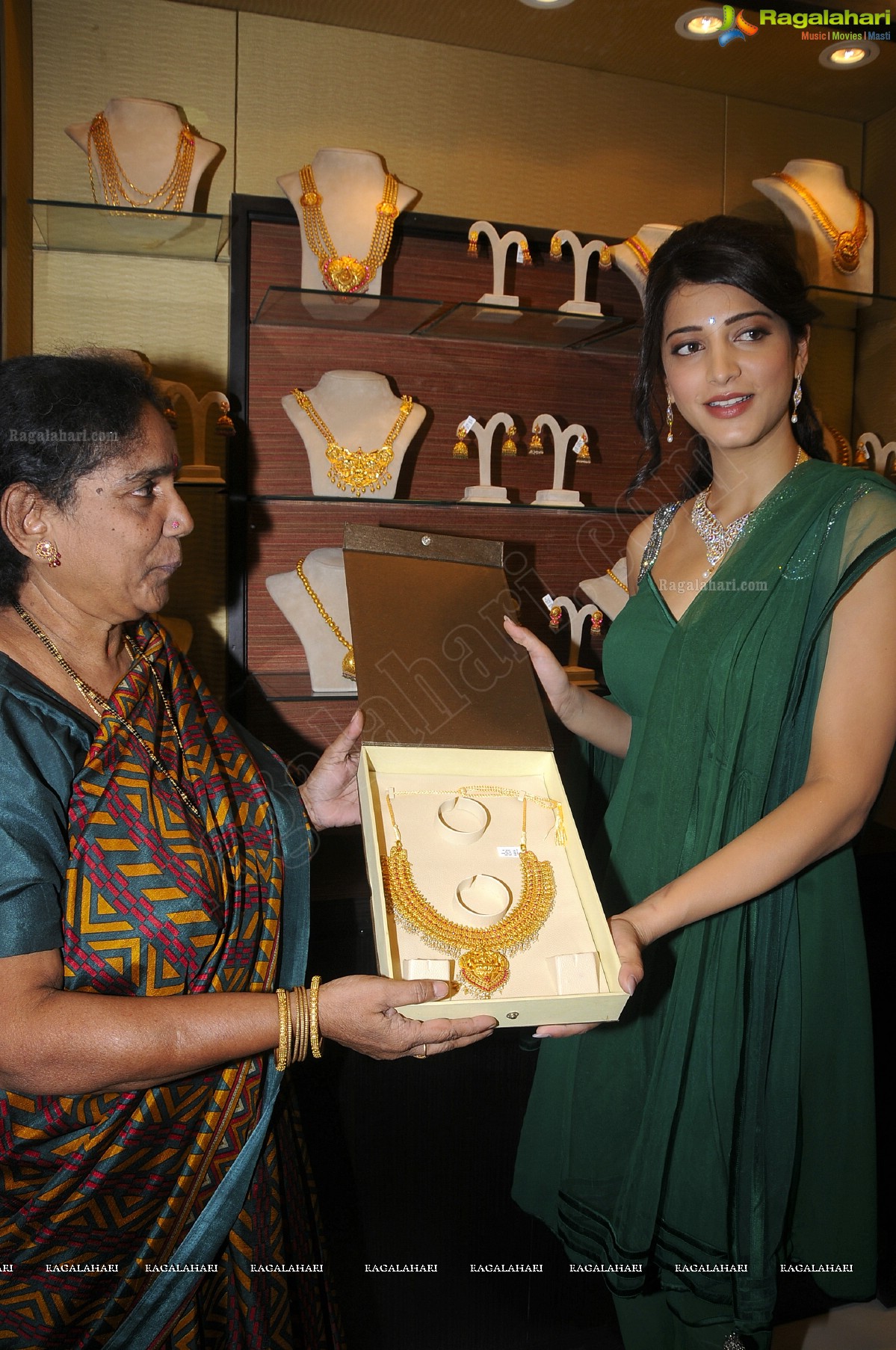 Shruti Haasan launches Malabar Gold & Diamonds at Dilsukhnagar
