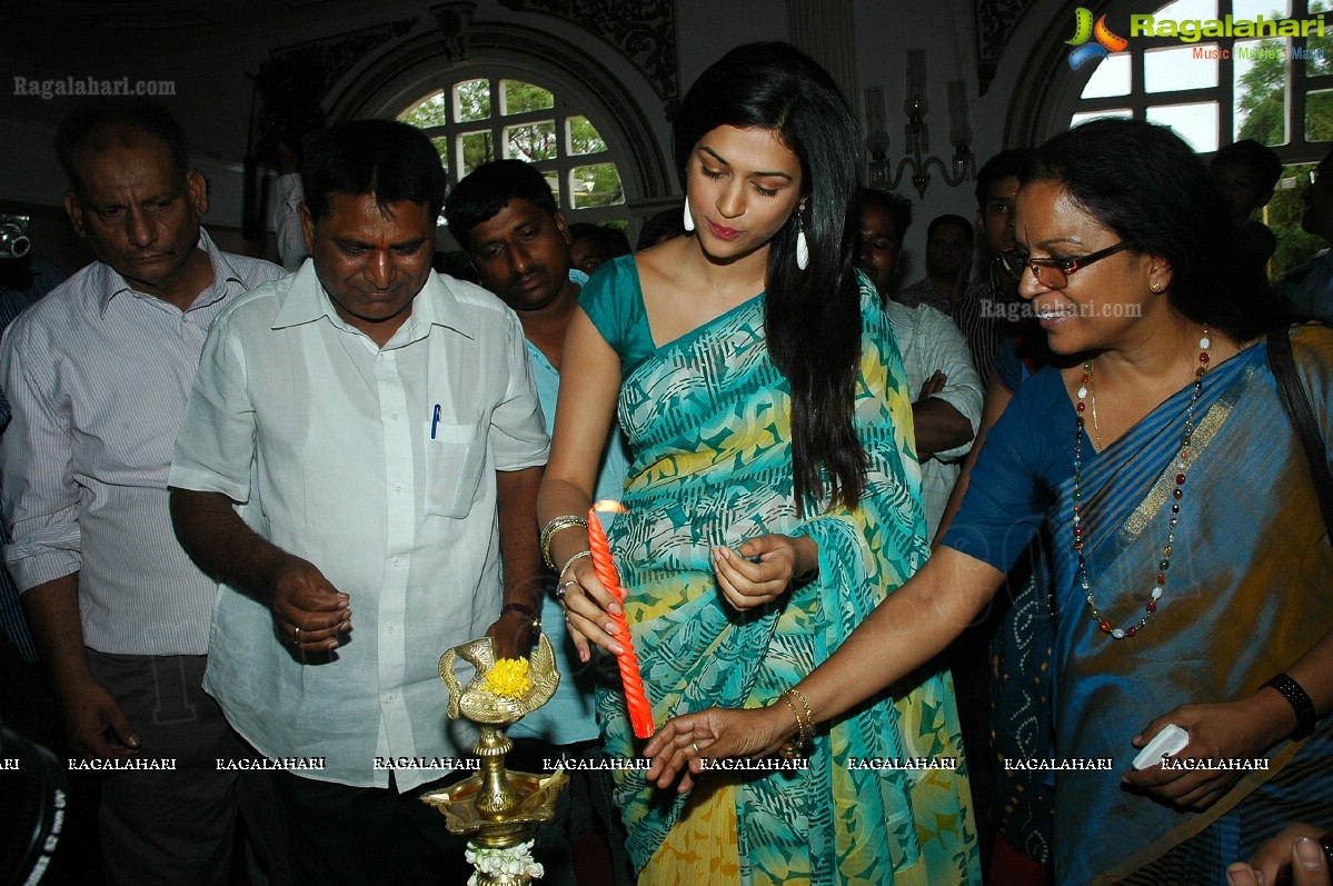 Shraddha Das Launches Weaves Lifestyle Exhibition