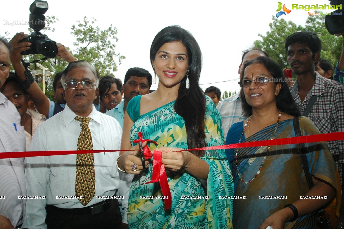 Shraddha Das Launches Weaves Lifestyle Exhibition