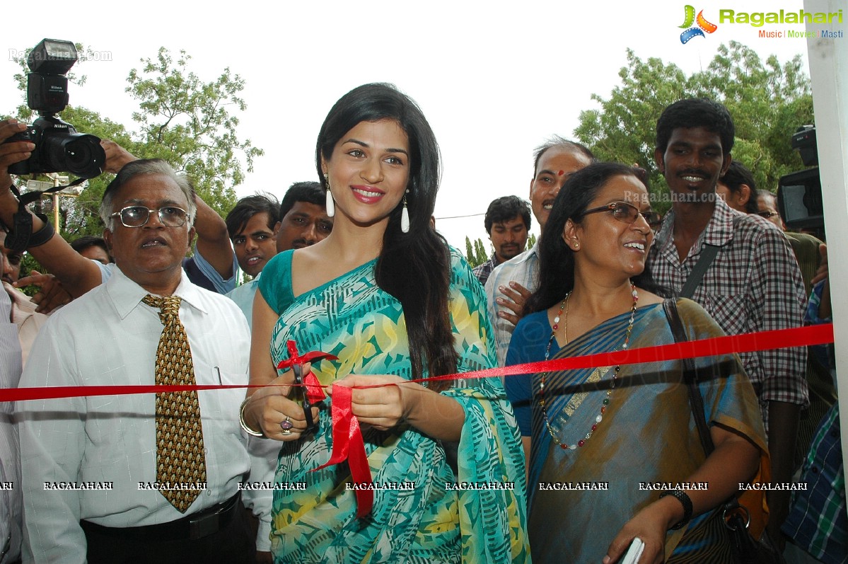 Shraddha Das Launches Weaves Lifestyle Exhibition