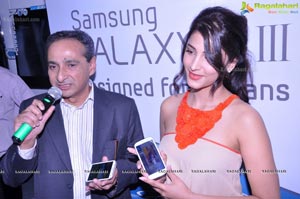 Shruti Haasan launches The Best Selling Smartphone of 2012 Samsung Galaxy SIII in Hyderabad