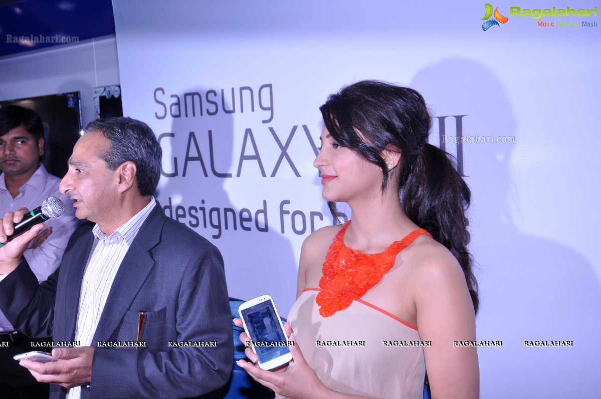 Shruti Haasan Launches Samsung Galaxy S3 in Hyderabad