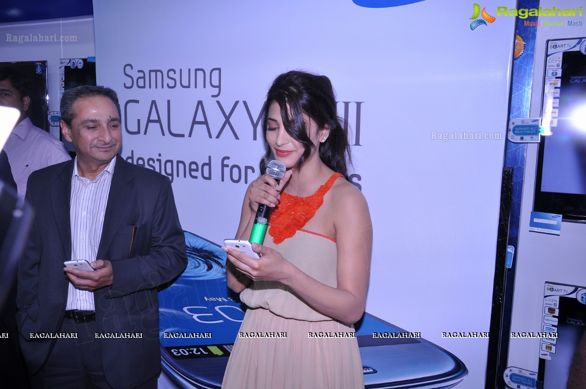 Shruti Haasan Launches Samsung Galaxy S3 in Hyderabad