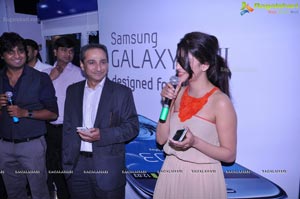 Shruti Haasan launches The Best Selling Smartphone of 2012 Samsung Galaxy SIII in Hyderabad