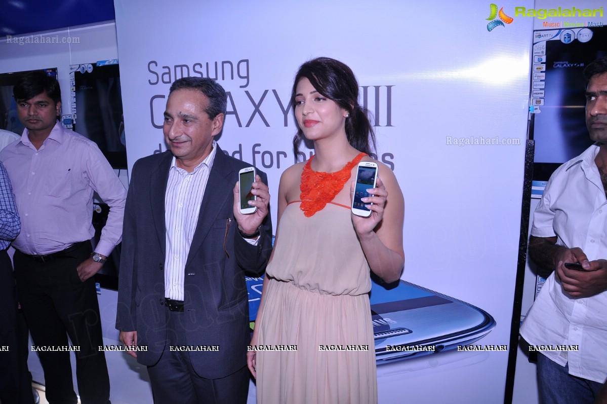 Shruti Haasan Launches Samsung Galaxy S3 in Hyderabad