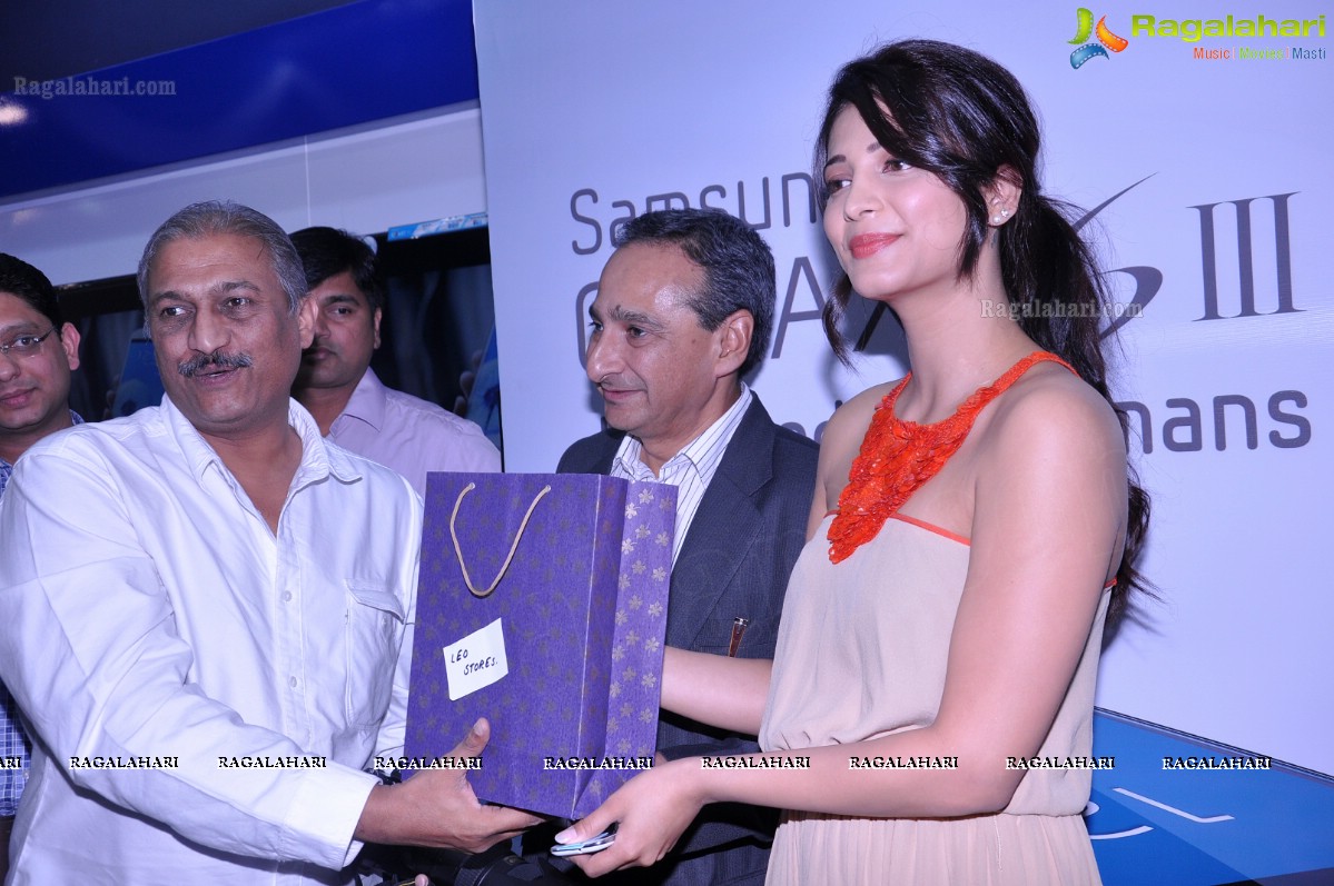 Shruti Haasan Launches Samsung Galaxy S3 in Hyderabad