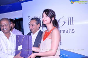 Shruti Haasan launches The Best Selling Smartphone of 2012 Samsung Galaxy SIII in Hyderabad