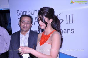 Shruti Haasan launches The Best Selling Smartphone of 2012 Samsung Galaxy SIII in Hyderabad