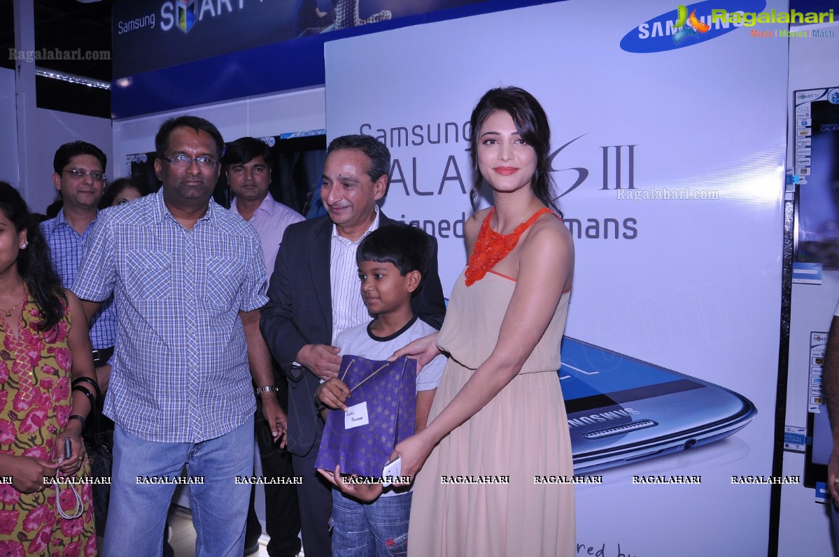 Shruti Haasan Launches Samsung Galaxy S3 in Hyderabad