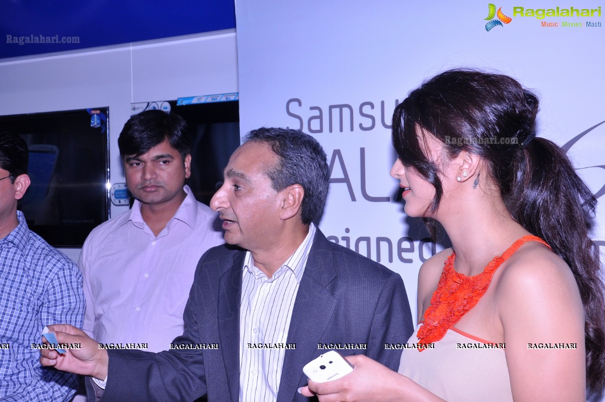 Shruti Haasan Launches Samsung Galaxy S3 in Hyderabad