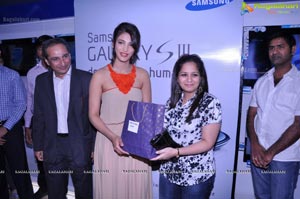 Shruti Haasan launches The Best Selling Smartphone of 2012 Samsung Galaxy SIII in Hyderabad