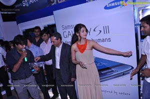 Shruti Haasan launches The Best Selling Smartphone of 2012 Samsung Galaxy SIII in Hyderabad