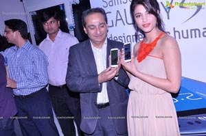 Shruti Haasan launches The Best Selling Smartphone of 2012 Samsung Galaxy SIII in Hyderabad