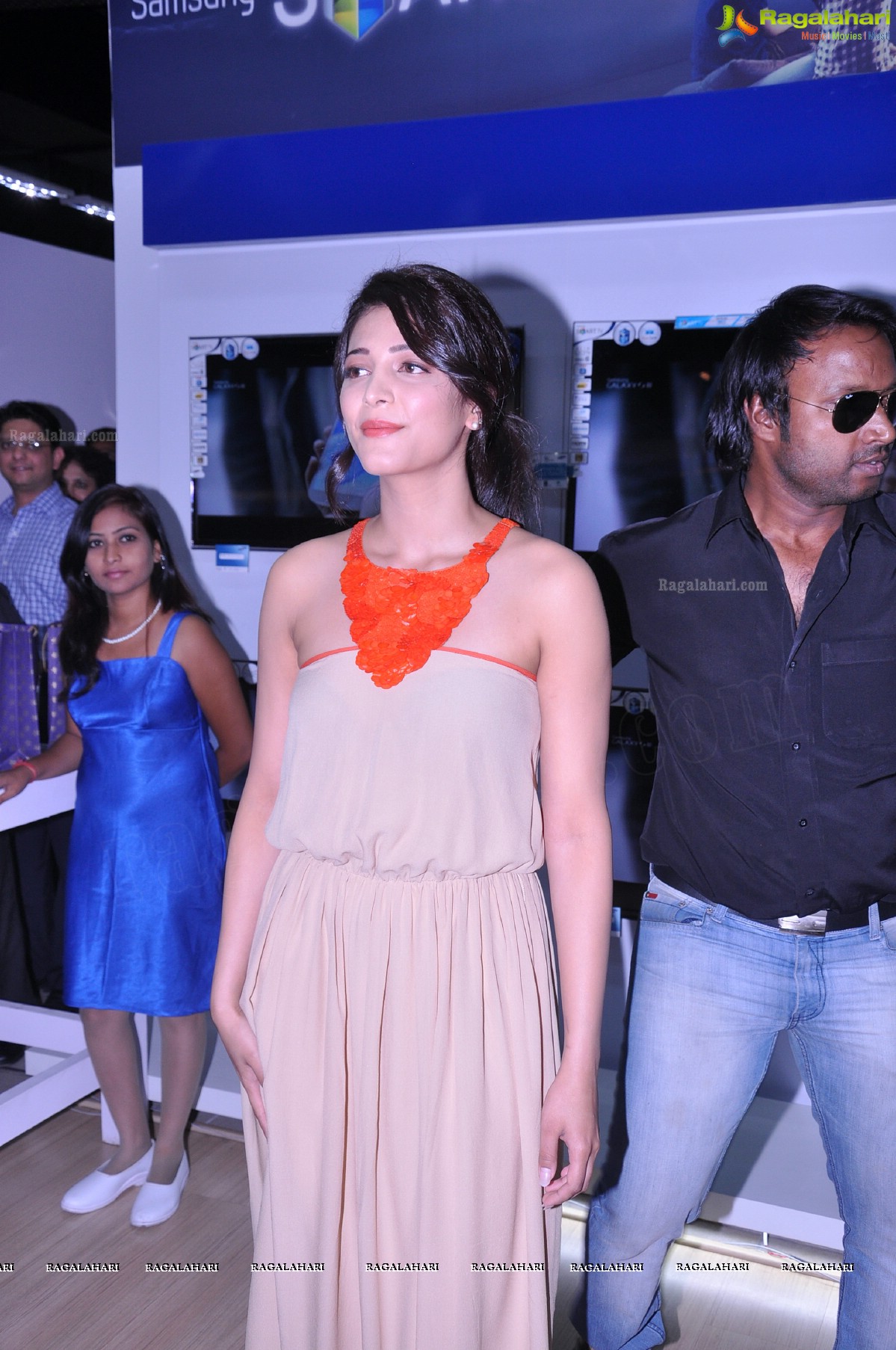 Shruti Haasan Launches Samsung Galaxy S3 in Hyderabad