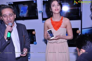 Shruti Haasan launches The Best Selling Smartphone of 2012 Samsung Galaxy SIII in Hyderabad