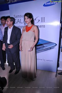 Shruti Haasan launches The Best Selling Smartphone of 2012 Samsung Galaxy SIII in Hyderabad