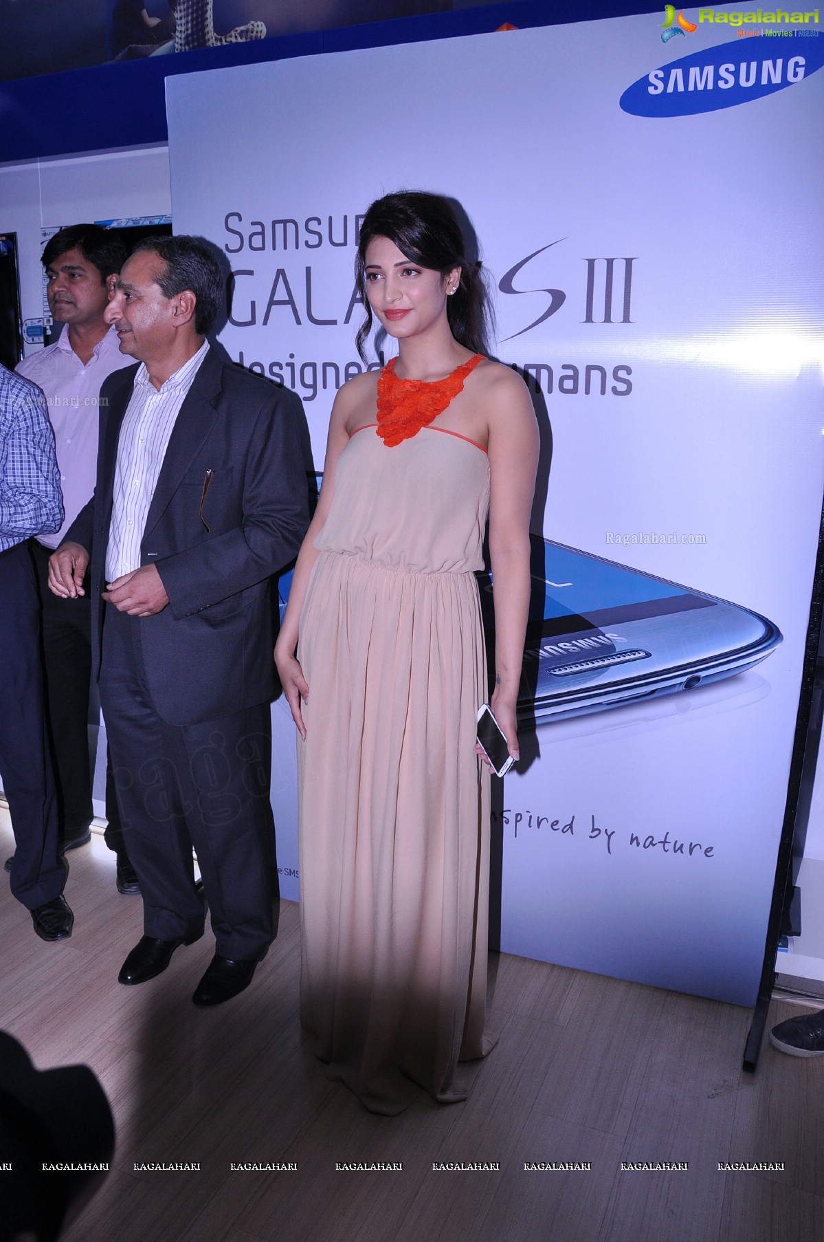 Shruti Haasan Launches Samsung Galaxy S3 in Hyderabad