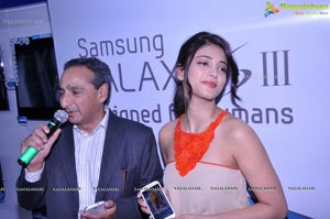 Shruti Haasan launches The Best Selling Smartphone of 2012 Samsung Galaxy SIII in Hyderabad